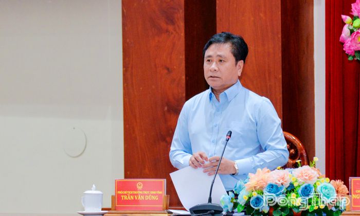 Đồng chí Trần Văn Dũng, Ủy viên Ban Thường vụ Tỉnh ủy, Phó Chủ tịch Thường trực UBND tỉnh phát biểu tại phiên họp.