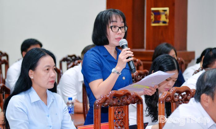 Đồng chí Đỗ Thị Kim Loan, Chủ tịch UBND phường Gò Công phát biểu tại phiên họp.