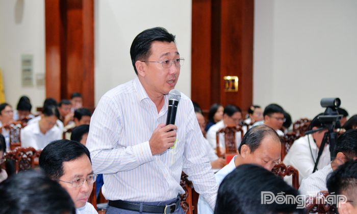 Đồng chí Nguyễn Thanh Phong, Chủ tịch UBND phường Hồng Ngự phát biểu tại phiên họp.
