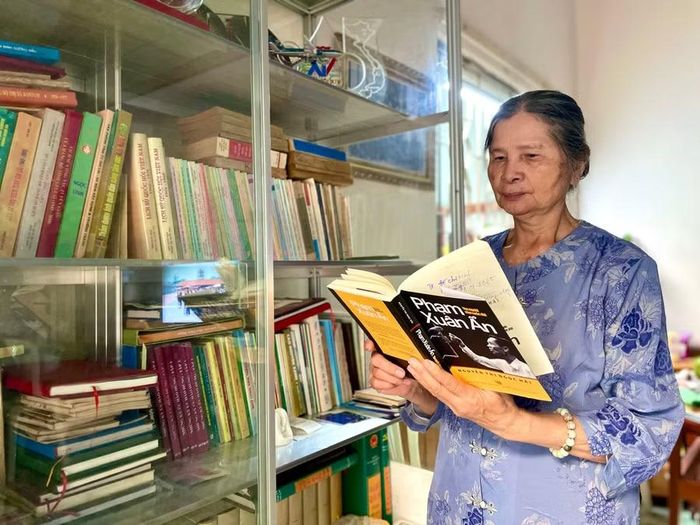  Sách là một phần không thể thiếu trong đời sống tinh thần của bà Nguyễn Thị Hồng Hợp. Ảnh: P.D 