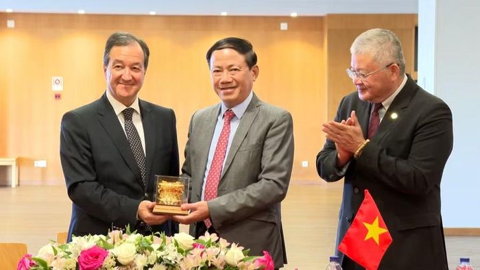  Chủ tịch UBND tỉnh Phạm Anh Tuấn (đứng giữa) cùng Đại sứ Đặc mệnh toàn quyền Việt Nam tại Bồ Đào Nha Nguyễn Mạnh Thắng (bìa phải) tặng quà Chủ tịch Hội Hữu nghị Bồ Đào Nha - Việt Nam José Pedro de Sousa Vieira. Ảnh: Đức Hải 