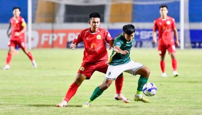  Đội hình trẻ, chưa có ngoại binh khiến Quy Nhơn United (áo đỏ) gặp không ít bất lợi trước trong trận ra quân. Ảnh: Quy Nhơn United 