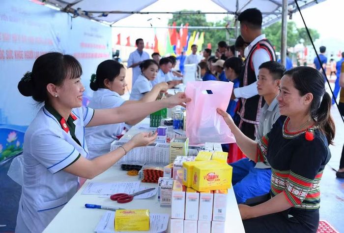 Đoàn Kinh tế - Quốc phòng 72 tổ chức khám bệnh, cấp thuốc cho người dân xã Ia Nan. Ảnh: Vĩnh Hoàng