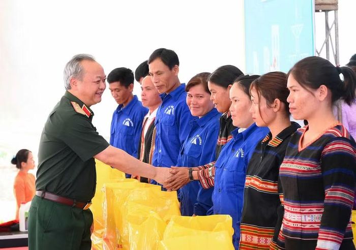 Lãnh đạo Binh đoàn 15 tặng quà cho công nhân tiêu biểu của Đoàn Kinh tế - Quốc phòng 717. Ảnh: Vĩnh Hoàng