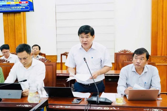  Đại diện lãnh đạo Sở Tài chính báo cáo tiến độ khởi công các dự án đầu tư ngoài ngân sách. Ảnh: N.H 