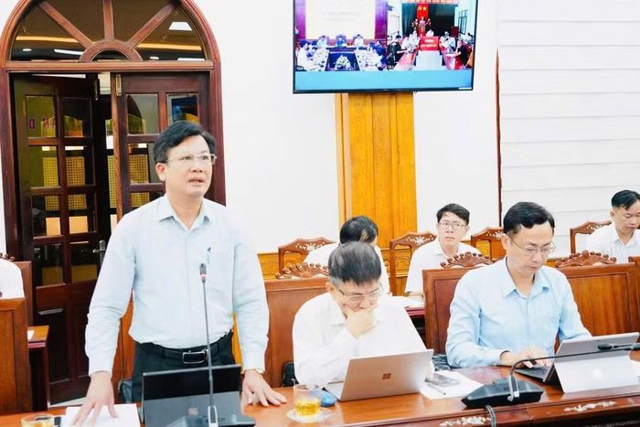  Lãnh đạo Sở Nông nghiệp và Môi trường báo cáo tình hình giải quyết thủ tục hành chính liên quan đến đất đai, môi trường đối với các dự án đang triển khai trên địa bàn. Ảnh: N.H 