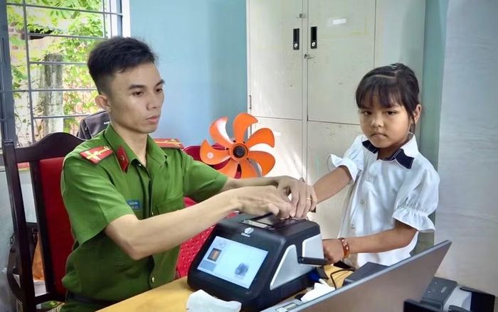 Hỗ trợ công dân từ 6 đến dưới 14 tuổi đủ điều kiện thực hiện thủ tục cấp căn cước công dân. Ảnh: G.A