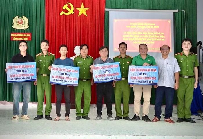 Các doanh nghiệp, cơ sở sản xuất kinh doanh trên địa bàn xã Uar tặng 280 sim điện thoại cho các hộ có hoàn cảnh khó khăn. Ảnh: G.A