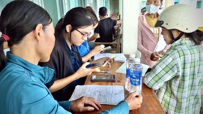 Lực lượng Công an chủ động phối hợp với các ban, ngành, đoàn thể của xã Uar hỗ trợ người dân tiếp cận và sử dụng các tiện ích số. Ảnh: G.A