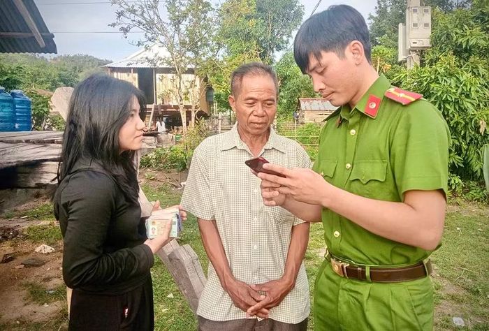 Tranh thủ dịp nghỉ lễ, Công an xã Uar tìm đến tận nhà để hỗ trợ người dân kích hoạt tài khoản định danh điện tử mức độ 2. Ảnh: G.A