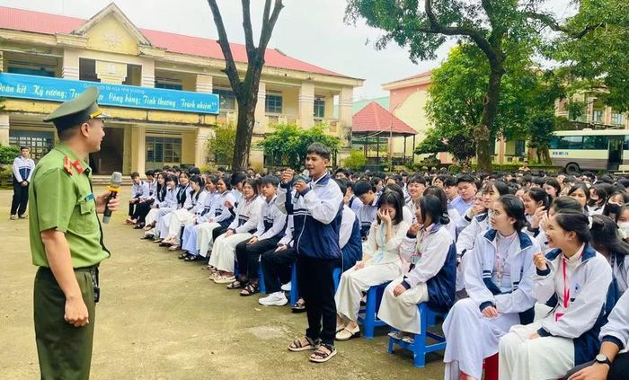 Học sinh tham gia trao đổi, thảo luận về những kỹ năng tham gia giao thông an toàn và vấn đề an ninh học đường. Ảnh: Bích Thủy
