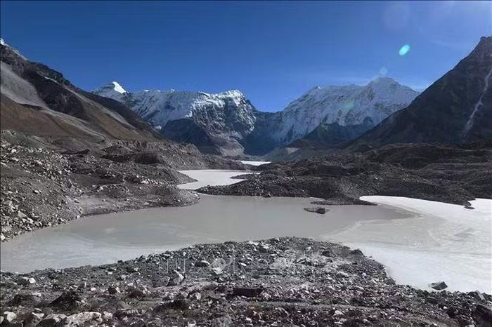 Hồ băng tan chảy từ đỉnh núi ở Solukhumbu, cách thủ đô Kathmandu của Nepal 140 km về phía đông bắc, ngày 22-11-2018. Ảnh: AFP/TTXVN