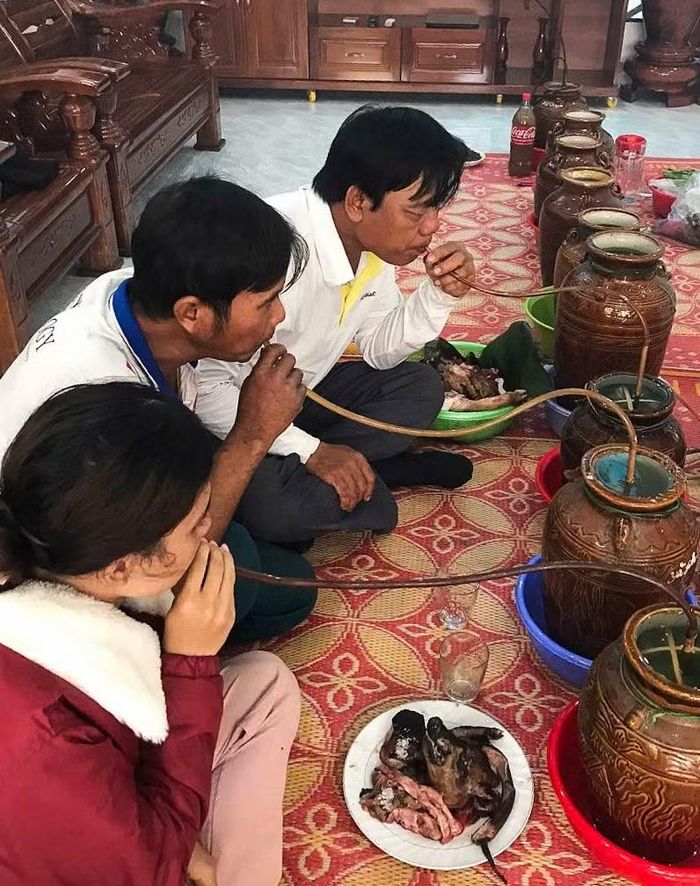Dù đã 35 năm hòa mình trong đời sống đô thị nhưng bà Siu H’Noan vẫn tổ chức lễ về nhà mới theo phong tục Jrai. Ảnh: NVCC