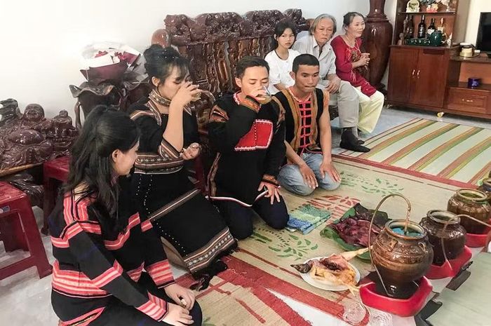 Đám cưới của con gái bà Siu H’Noan được tổ chức theo đúng nghi thức của người Jrai. Ảnh: GĐCC