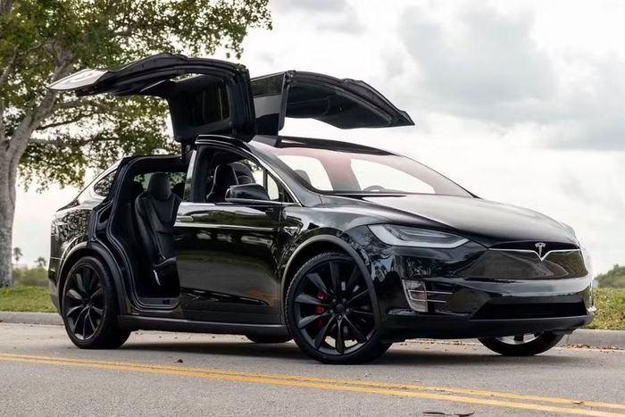 Tesla Model X, mẫu SUV điện từng được đưa về Việt Nam qua kênh nhập khẩu tư nhân. Ảnh: Carscoops.