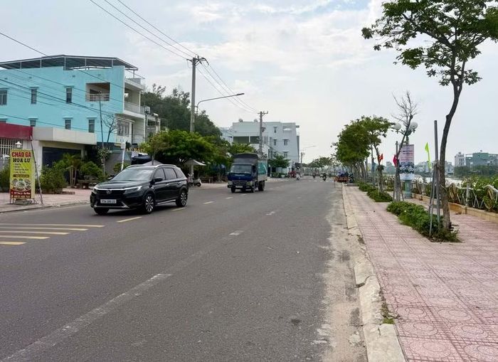 Phường Quy Nhơn hạn chế lưu thông ô tô tải trên đường Hoa Lư, đoạn từ cầu chữ Y đến cầu Hoa Lư, trong các ngày 18 và 19-9. Ảnh: Thanh Trí