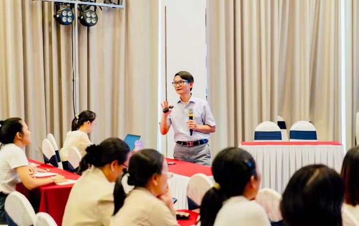  Bác sỹ CKII. Đỗ Văn Tâm truyền đạt những kiến thức mang tính ứng dụng cao trong kỹ năng phát hiện và xử trí tình huống cấp cứu sản khoa. Ảnh: T.D 