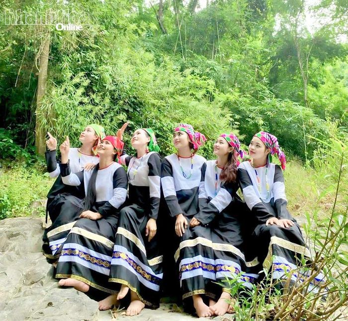 Những thanh niên xã Khánh Sơn trong trang phục truyền thống.