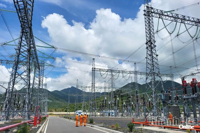 Ngành điện được kỳ vọng đóng góp vào đà tăng trưởng chung của công nghiệp các tháng cuối năm. (Trong ảnh: Trạm biến áp 500kV Vân Phong)