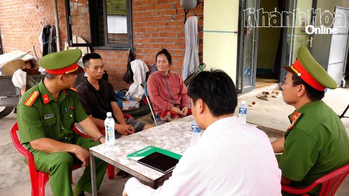 Công an xã và đại diện Ngân hàng Chính sách xã hội đến thăm anh Lê Bá Tiến.