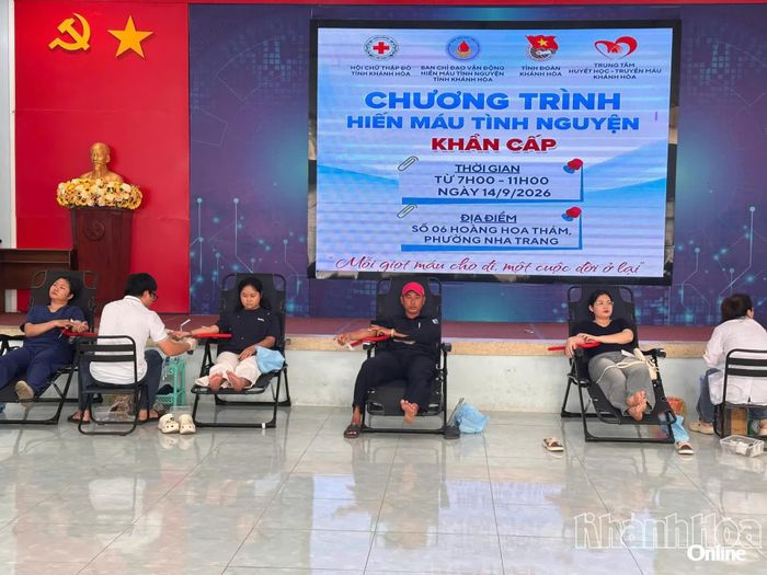 Các tình nguyện viên tham gia hiến máu. 