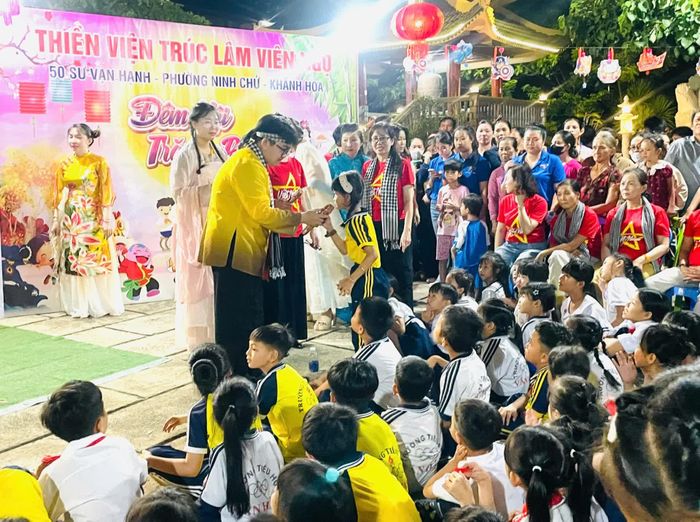 Các em thiếu nhi tham gia chương trình.