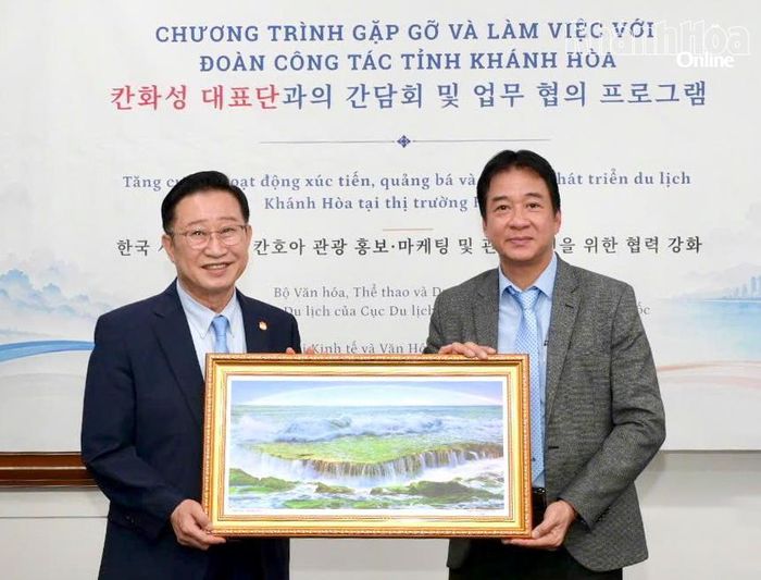 Đồng chí Nguyễn Long Biên tặng quà lưu niệm cho ông Lý Xương Căn.