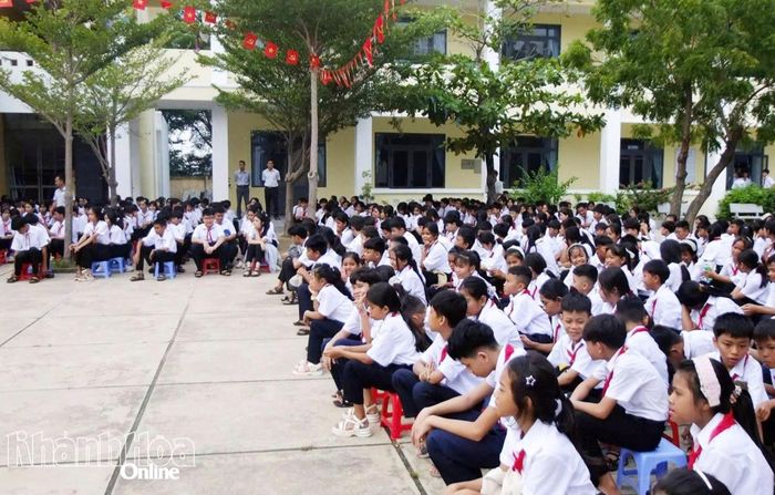 Các học sinh tham gia buổi tuyên truyền.