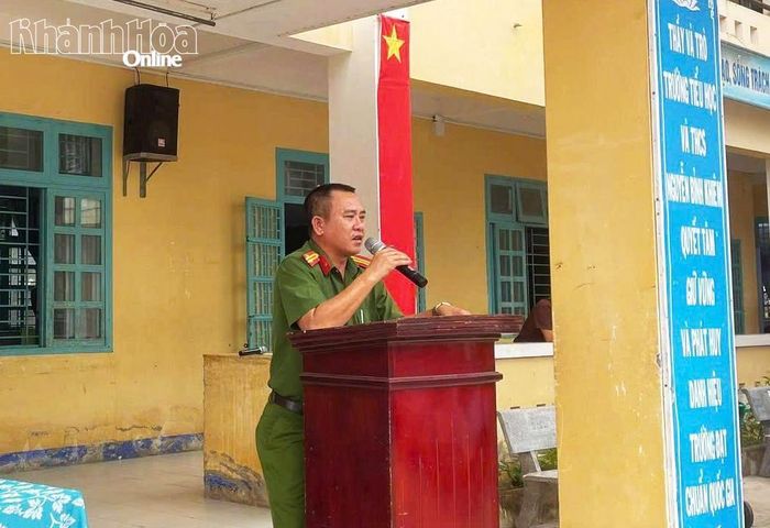 Cán bộ Công an xã phổ biến các nội dung tuyên truyền.