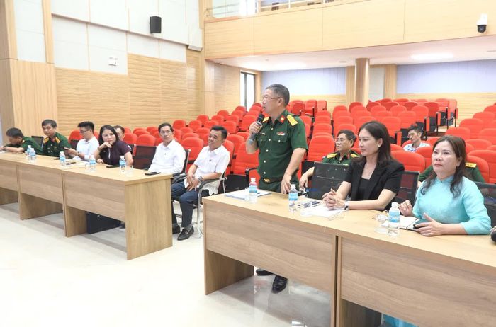 Đại tá, PGS, TS Lê Xuân Hùng phát biểu giới thiệu.