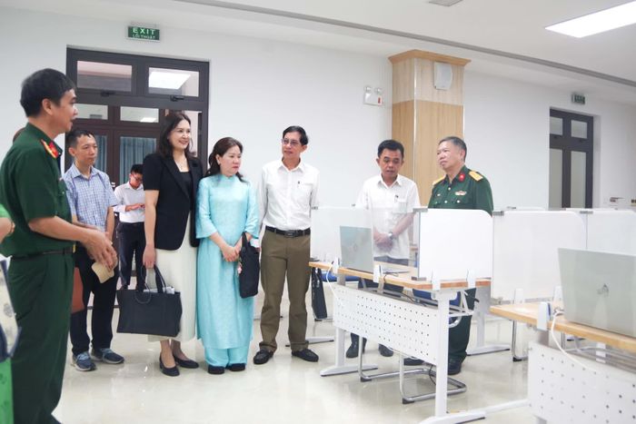Đoàn tham quan tại Trung tâm Công nghệ thông tin và Ngoại ngữ.