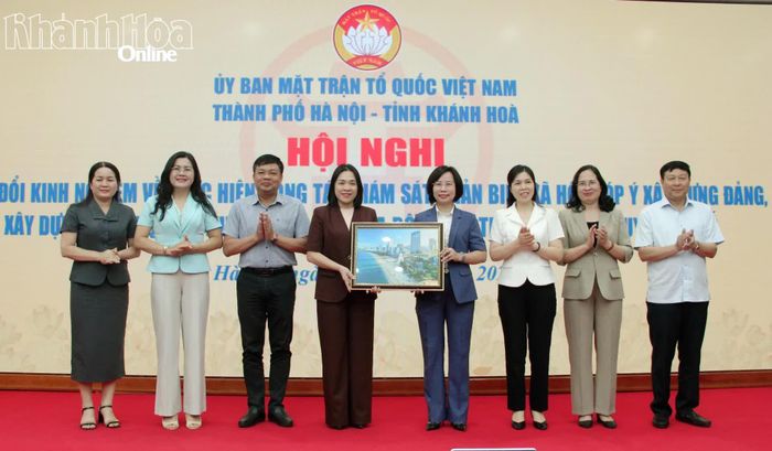 Đoàn công tác Ủy ban MTTQ Việt Nam tỉnh Khánh Hòa trao quà lưu niệm cho Ủy ban MTTQ Việt Nam TP. Hà Nội.