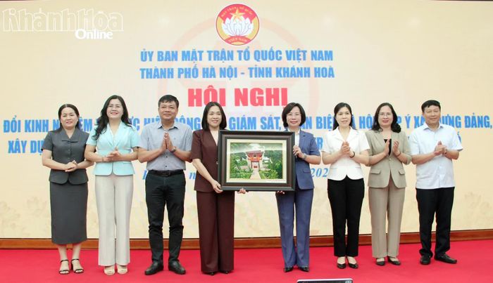 Lãnh đạo Ủy ban MTTQ Việt Nam TP. Hà Nội trao quà lưu niệm cho đoàn công tác tỉnh Khánh Hòa.