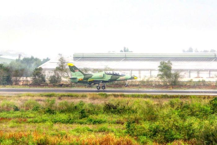 Chiếc máy bay L-39NG hạ cánh đầu tiên tại sân bay Phù Cát.