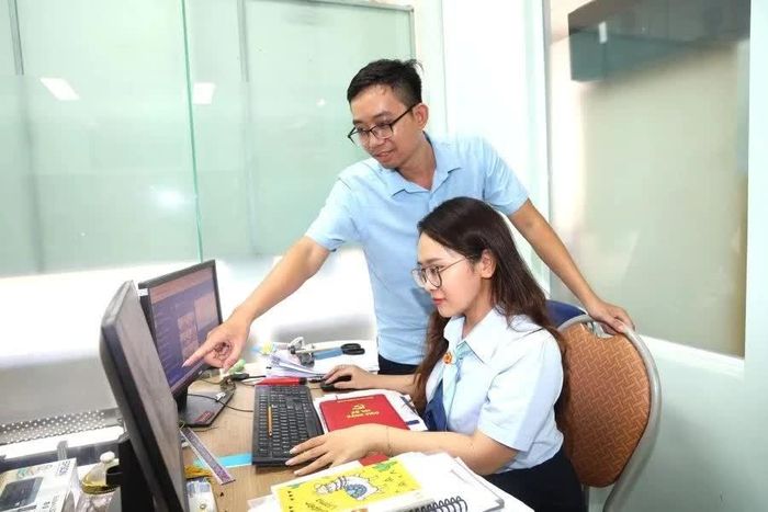 Cán bộ phường Nam Nha Trang tuyên truyền, lan tỏa thông tin tích cực trên không gian mạng.