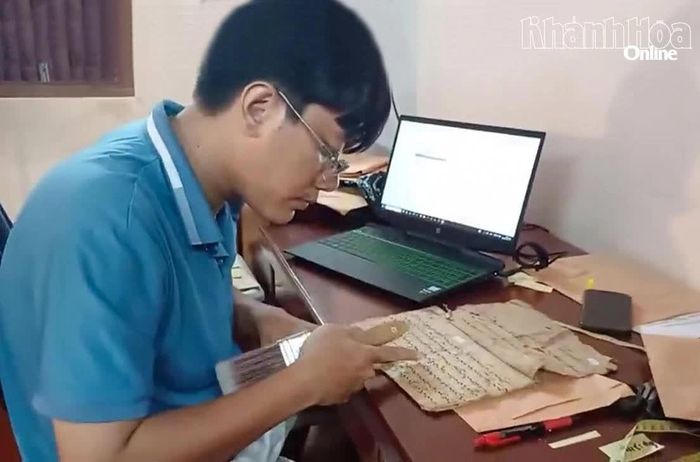 Ông Đổng Thành Danh vệ sinh một thư tịch cổ trước khi scan.