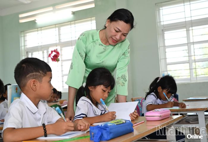 Giờ luyện chữ Chăm của học sinh Trường Tiểu học Phước Hữu.