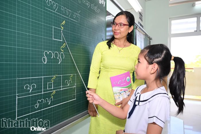Cô Hán Thị Kim Anh hướng dẫn học sinh học chữ Chăm.