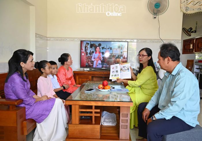 Cô Hán Thị Kim Anh tới nhà hướng dẫn gia đình kèm con học tiếng Chăm.