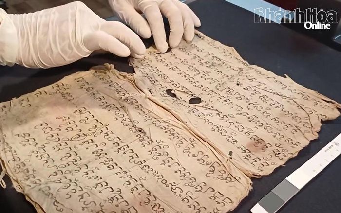 Việc số hóa các thư tịch cổ của người Chăm phải thực hiện rất cẩn thận, tỉ mỉ.
