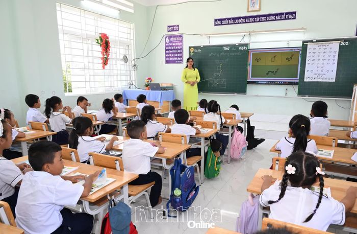 Giờ dạy tiếng Chăm tại Trường Tiểu học Phước Hữu.