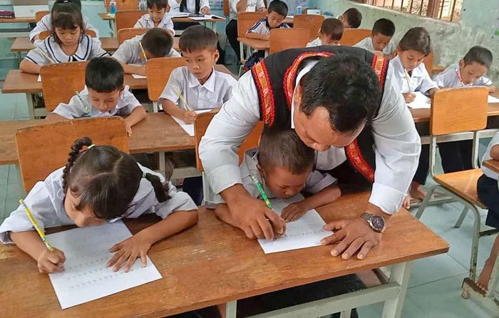 Giờ luyện chữ Raglai của học sinh Trường Phổ thông dân tộc bán trú tiểu học Phước Đại (Ảnh nhà trường cung cấp).