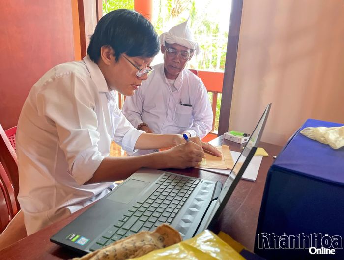 Ông Danh gặp các bậc tiền bối để tìm hiểu thêm về thư tịch cổ của người Chăm.
