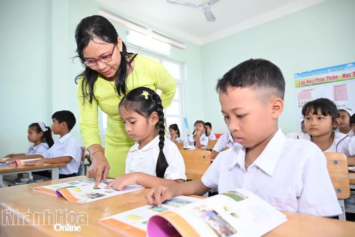 Cô Hán Thị Kim Anh hướng dẫn học sinh đọc chữ Chăm.