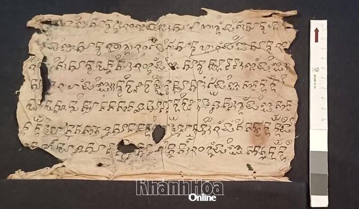 Nhiều thư tịch cổ của người Chăm đã bị hư hại do thời gian.
