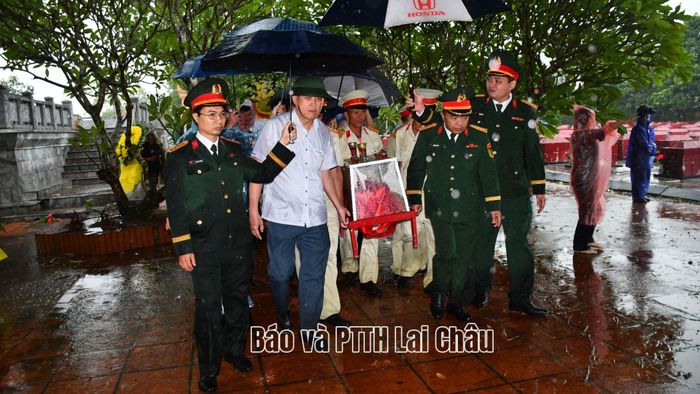 Các đại biểu, nhân dân thực hiện nghi thức truy điệu liệt sĩ Mai Sỹ Yên tại Nghĩa trang Liệt sĩ xã Hồ Vương.