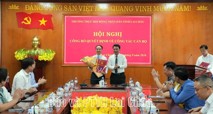 Đồng chí Lý Công Hậu - Phó Chủ tịch HĐND tỉnh trao quyết định bổ nhiệm cho đồng chí Nguyễn Văn Ban.