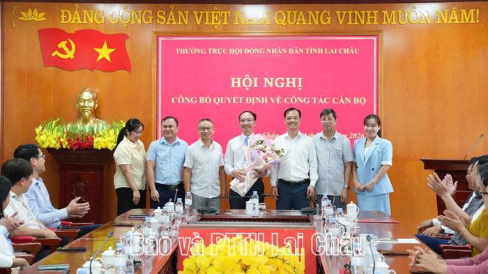 Văn phòng Đoàn ĐBQH và HĐND tỉnh chúc mừng đồng chí Nguyễn Văn Ban.
