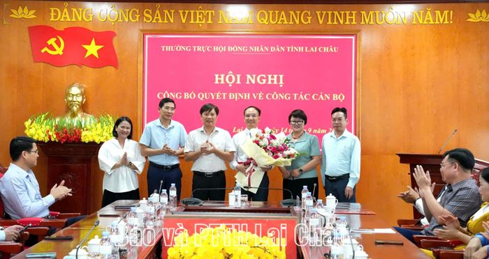 Lãnh đạo Văn phòng UBND tỉnh chúc mừng đồng chí Nguyễn Văn Ban.
