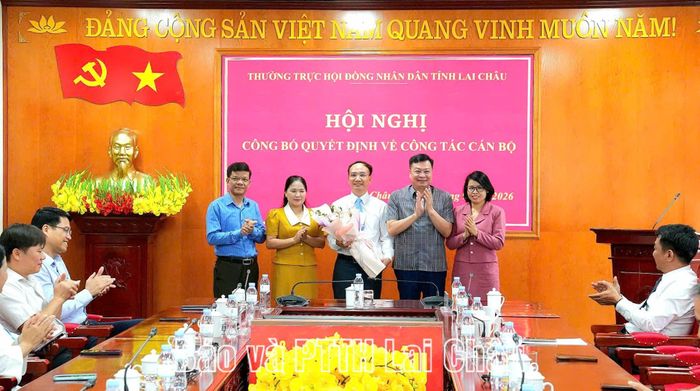 Lãnh đạo các ban HĐND tỉnh chúc mừng đồng chí Nguyễn Văn Ban.